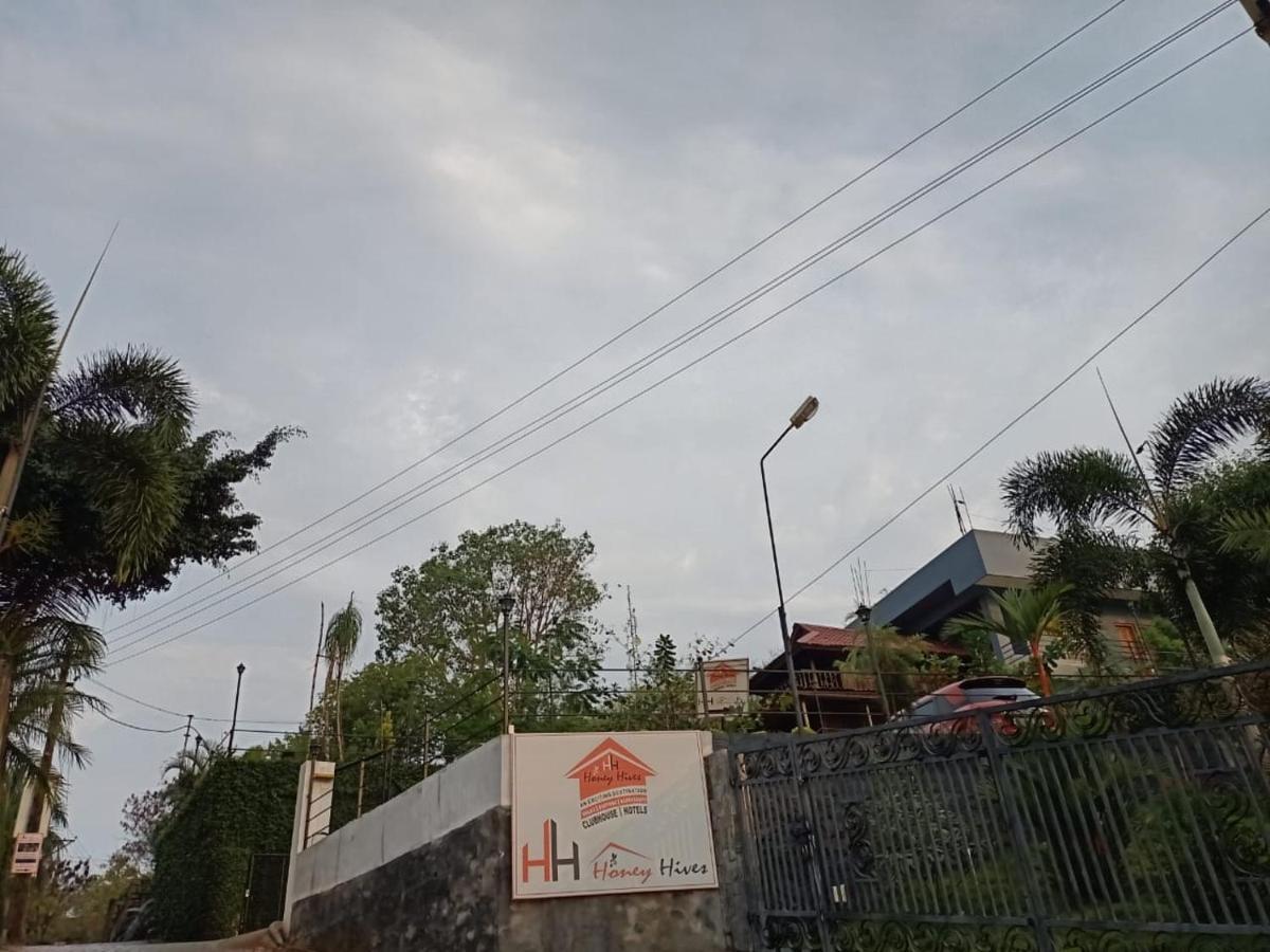 Honey Hives Kuzhittura Luaran gambar